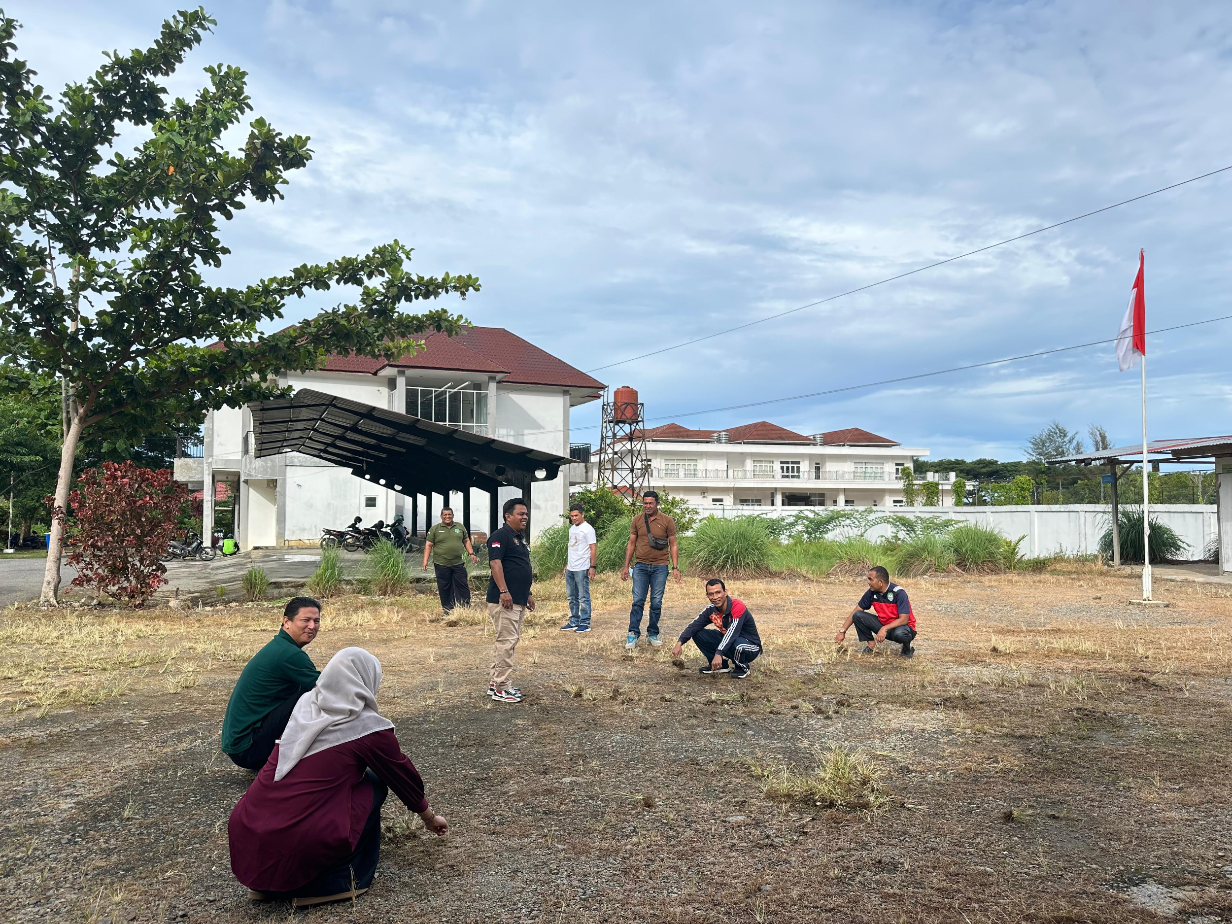 Gotong Royong Jum’at Bersih, Dinas Kominsa Abdya Bersih Kantor dan Senam Sehat