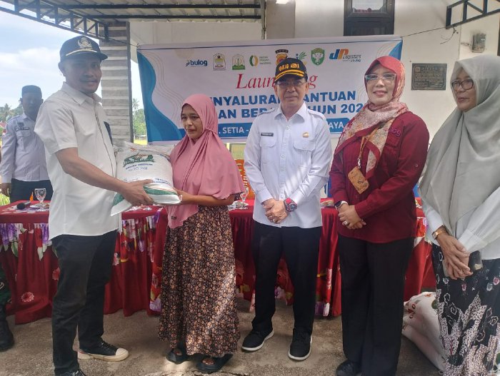 Plt Sekda Abdya Launching Penyaluran Bantuan Pangan Beras Periode Juni - Juli 2025